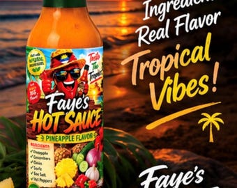 Könnte beinhalten: Eine Glasflasche Faye's Hot Sauce mit grünem Verschluss und orangefarbener Flüssigkeit. Das Etikett zeigt eine Comic-Chilischote mit Sonnenbrille und Hut sowie den Text Real Ingredients Real Flavor Tropical Vibes und Pineapple Flavor.
