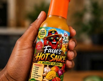 Könnte beinhalten: Eine klare Glasflasche mit Faye's Hot Sauce und einem orangefarbenen Verschluss. Das Etikett zeigt eine Cartoon-Chilischote mit Hut und Sonnenbrille sowie den Text Faye's Hot Sauce Mango Flavor und die Webadresse Greenthingzzeasoning.etsy.com.