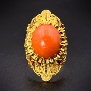 Opulento anillo de coral antiguo de 18K y naranja