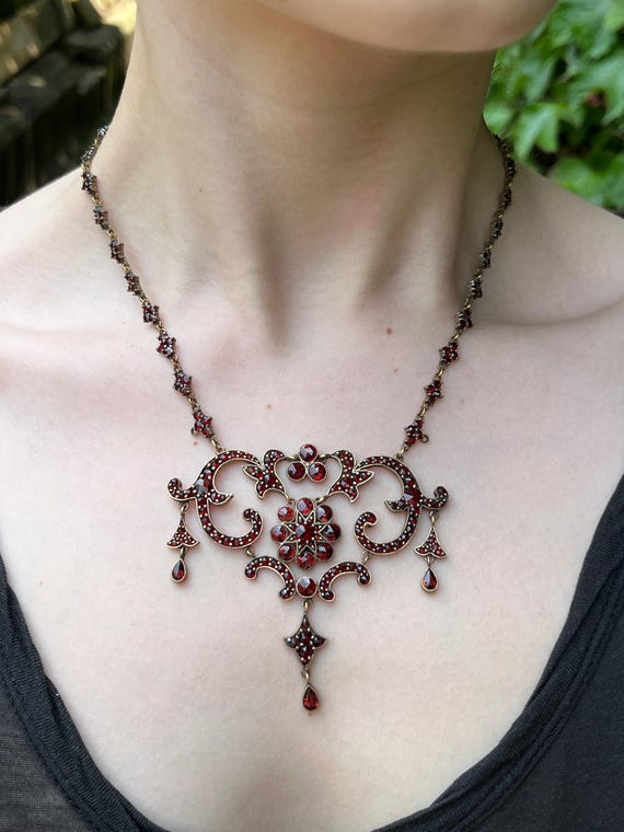 Antique Bohemian Garnet Necklace in Garnet Gold