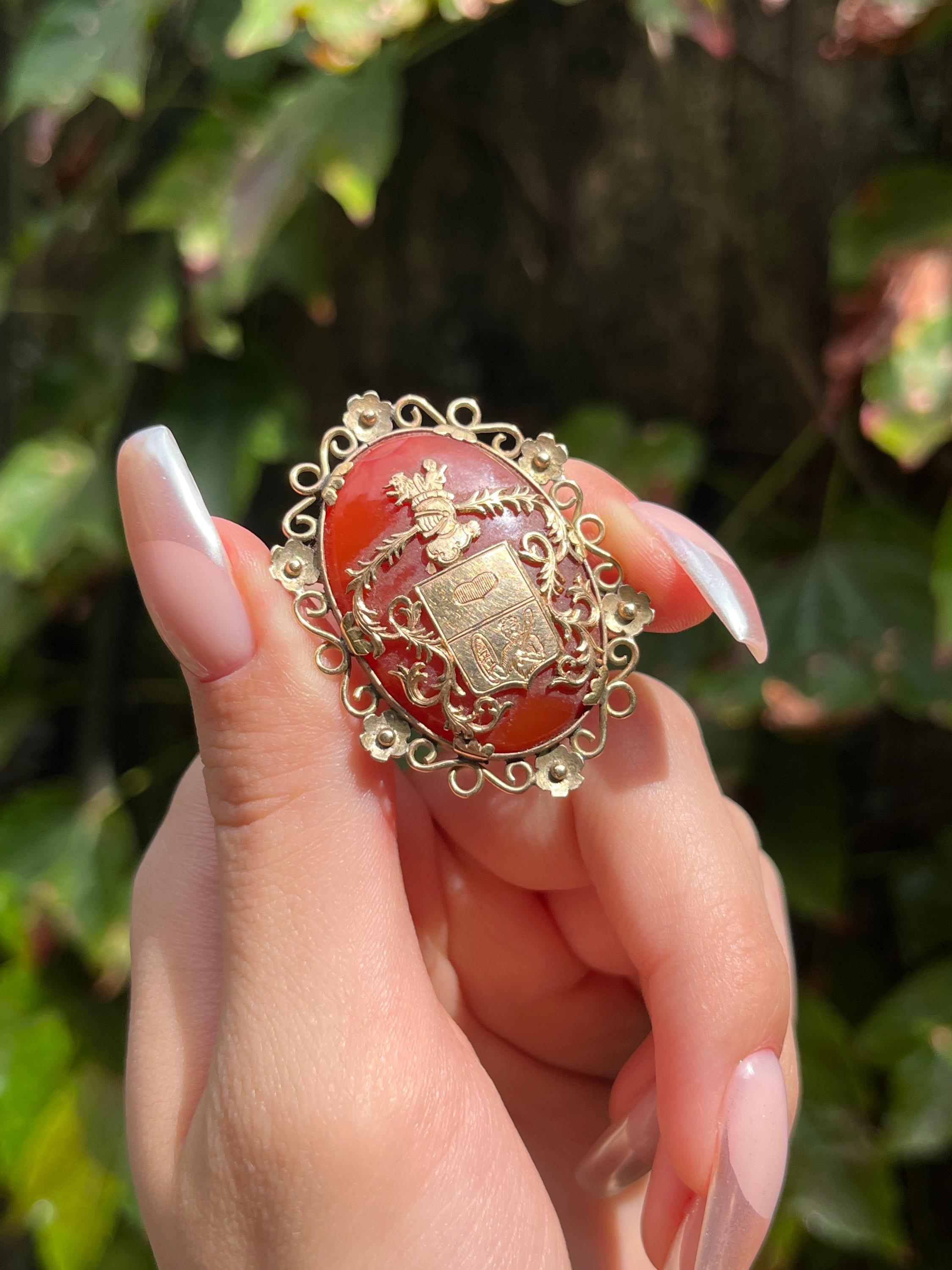ヴィクトリアン カーネリアン アンティークブローチ 帯留め アンティーク 18K & カーネリアン 紋章ブローチ - Etsy 日本