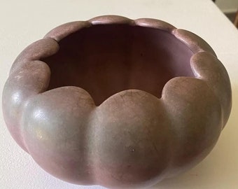 Vintage Niloak Schüssel Mulberry Pink Rose Farbe 6 &quot;Breite Vase Arts & Crafts Style Matte Mitte des 20.Jahrhunderts signierte amerikanische Kunstkeramik