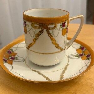 Antike Te-Oh Nippon Teetasse und Untertasse Set Japanisches Porzellan Handbemalte Orange Pink Blumen Vergoldete Bögen 3 &quot;Zartes Porzellan