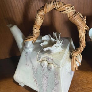 Vintage konstkeramik tekanna lila triangulär signerad med rottinghandtag Gail Bakutis Arabella Ark med lock unik abstrakt 13 cm