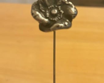 Alfiler de sombrero o de corbata vintage con flor de plata esterlina de 5 pulgadas, joyería figurativa hecha a mano con sello de autenticidad.