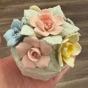 ヴィンテージ磁器フラワーボウルの置物 パステルカラーの花が描かれている 高さ3インチ ハンドメイド 日本製 フローラルバスケット