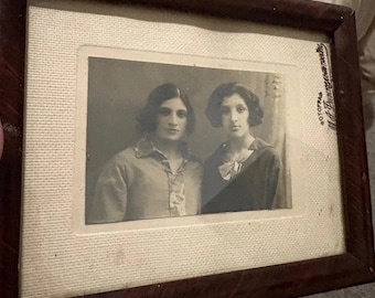 Fotografía antigua original enmarcada, Rusia, c. 1910. Dos bellas jóvenes. Retrato en blanco y negro con marco de madera. Firmado. Época imperial. 5"x6".