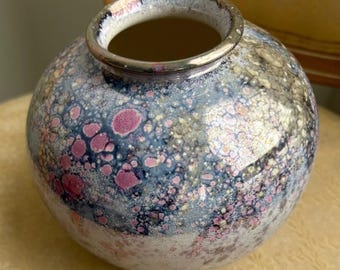 Jarrón de cerámica artística iridiscente vintage de 14 cm de altura, firmado por Paul Laird, redondo, de cerámica fina en tonos rosa, azul y morado.