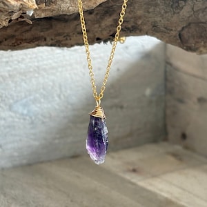 金メッキのアメジストネックレス。天然のアメジスト原石。天然の 金メッキのアメジストネックレス。天然のアメジスト原石。天然の