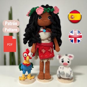 Op de afbeelding: Een handgemaakte gehaakte pop met zwart haar, een rode rok en een bloemenkrans, vergezeld van gehaakte figuren van een haan en een varken. De tekst "Patrón Pattern PDF" is inbegrepen.