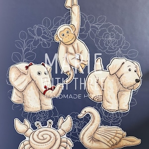 Puede incluir: Una colección de cinco animales de toalla color crema que incluye un mono, un elefante con lazos rojos, un perro, un cangrejo y un cisne. La ilustración presenta el texto MARIE WITH THREE HANDMADE HOME sobre un fondo azul oscuro con flores.