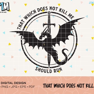 Puede incluir: Diseño gráfico en blanco y negro con un dragón con las alas extendidas, una espada y el texto "That which does not kill me should run".