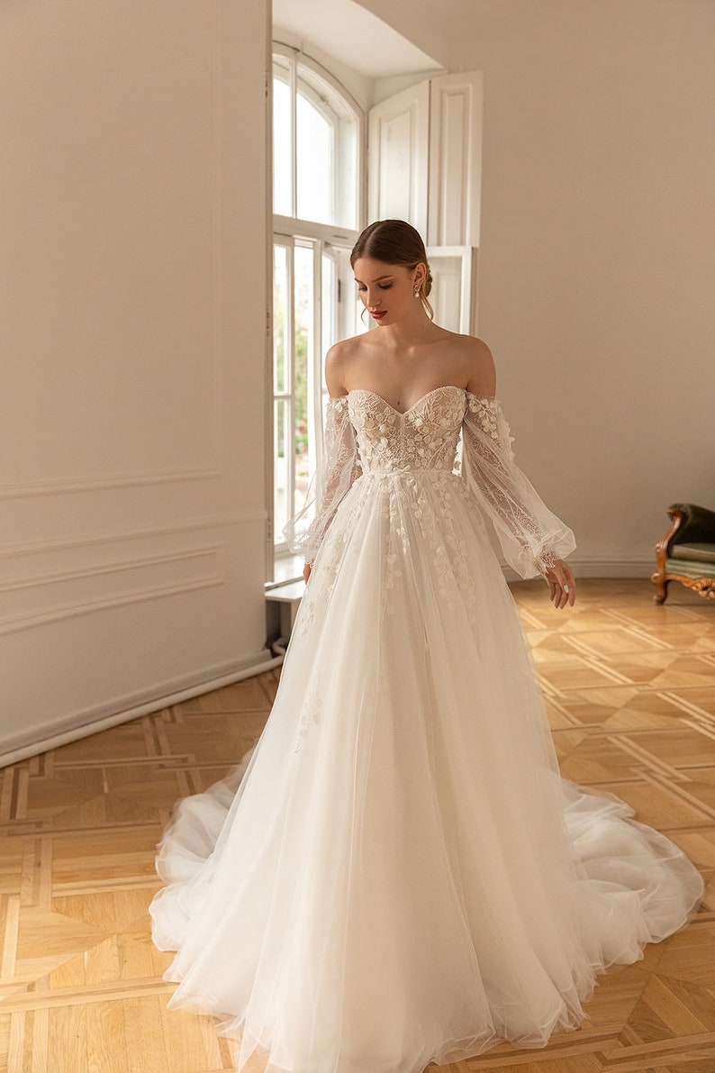 The off-shoulder wedding dress is sewn with extremely ladylike image 2
