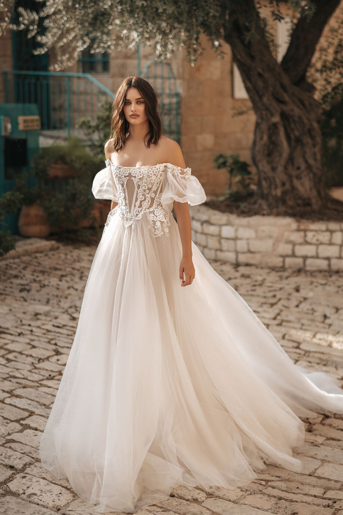 The off-the-shoulder the princess puffed arms see-through image 1