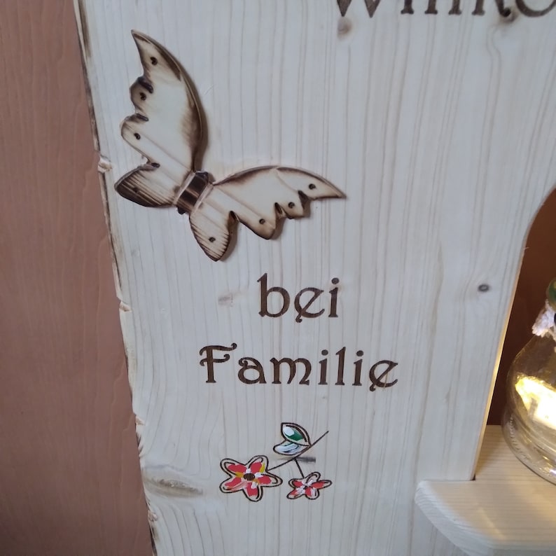 Holz Deko Schild Willkommen Schmetterling & Blumen mit Wunschname Glaslaterne und Blumenkasten Bild 5