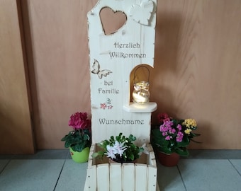 Holz Deko Schild Willkommen Schmetterling & Blumen mit Wunschname Glaslaterne und Blumenkasten