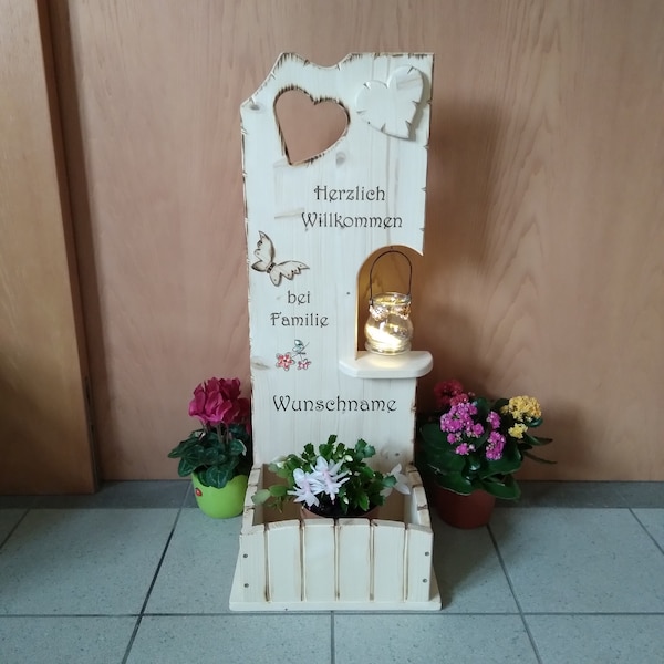 Herzlich Willkommen Türschild aus Holz , Dekoschild, Dekobrett,  Schmetterling & Blumen mit Wunschname Glaslaterne und Blumenkasten