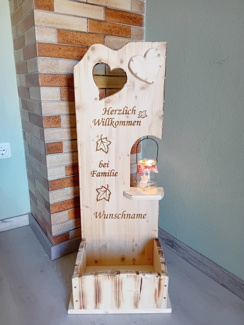 Holz Deko Schild Herzlich Willkommen Herbstmotiv & Blättern mit Wunschname Glaslaterne und Blumenkasten Bild 2