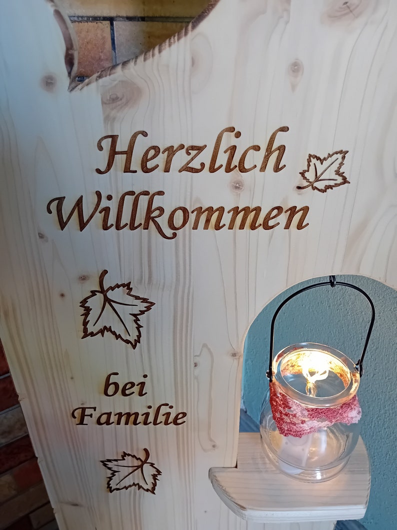 Holz Deko Schild Herzlich Willkommen Herbstmotiv & Blättern mit Wunschname Glaslaterne und Blumenkasten Bild 4