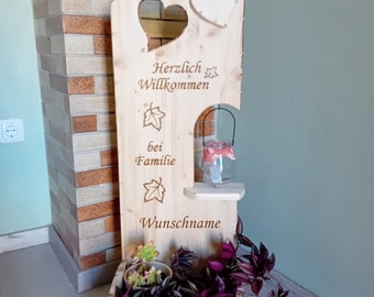 Holz Deko Schild Herzlich Willkommen Herbstmotiv & Blättern mit Wunschname Glaslaterne und Blumenkasten