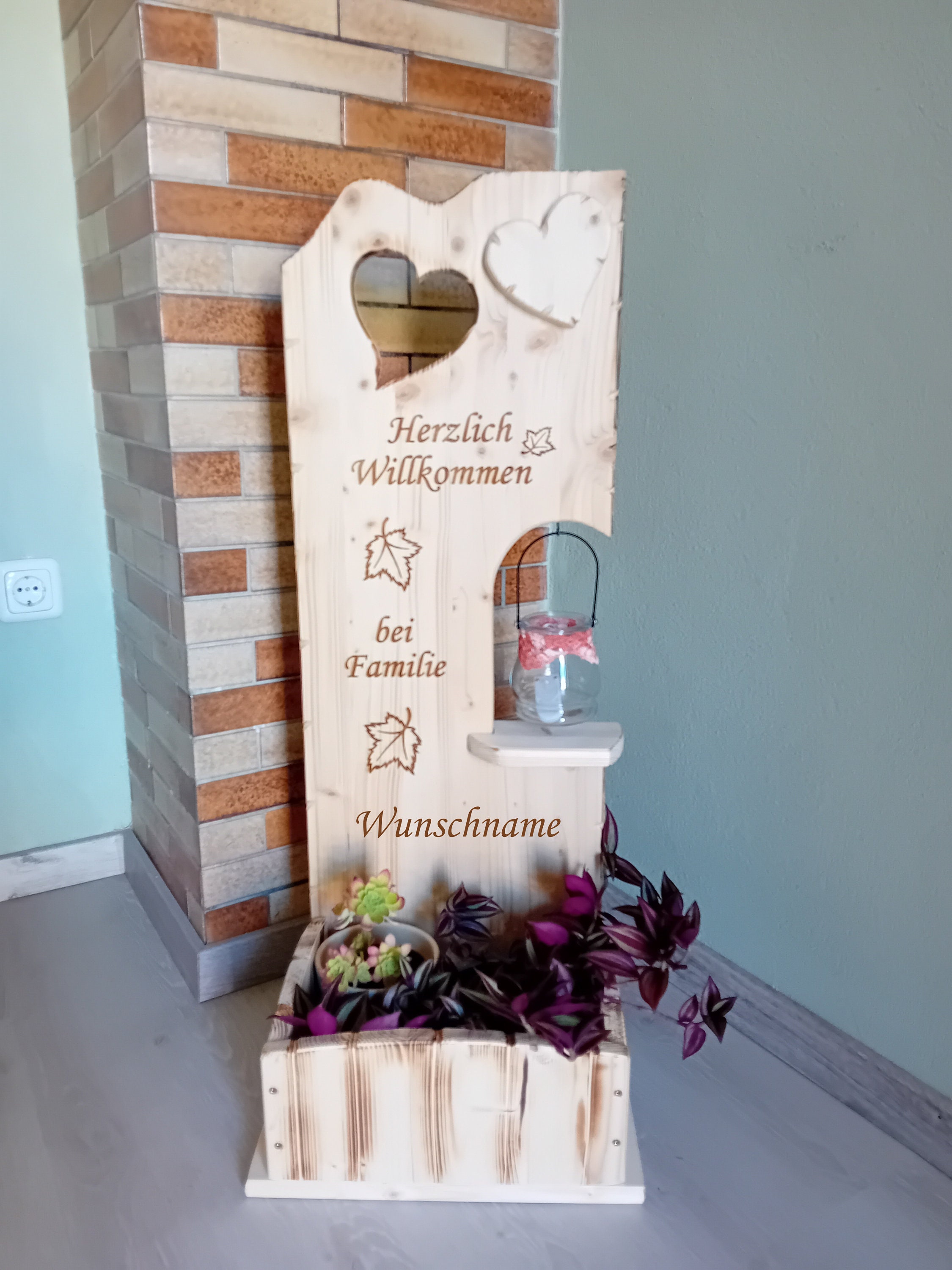 Holz Deko Schild Herzlich Willkommen Herbstmotiv & Blättern mit Wunschname Glaslaterne und Blumenkasten