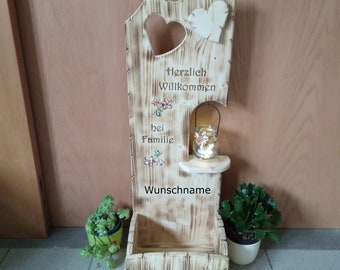 Herzlich Willkommen Holzstele mit Wunschname Glaslaterne und Blumenkasten dunkel geflammt