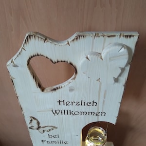 Holz Deko Schild Willkommen Schmetterling & Blumen mit Wunschname Glaslaterne und Blumenkasten Bild 4