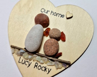 Personalised Pebble Art Heart Magnet – Custom Family or Pet Gift | Our Home Keepsake | Handmade Pebble Person & Pet on Wood Slice