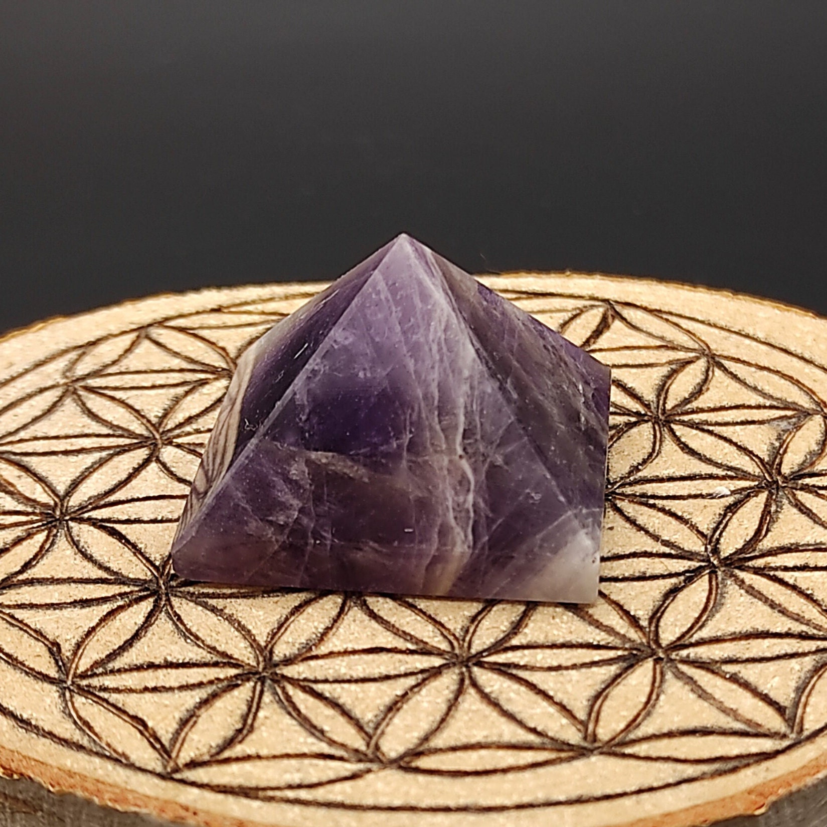 Pyramide Amethyste, Hauteur 2cm, Largeur 2.8cm