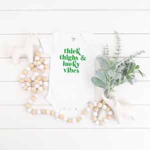 Onesie® do Dia de São Patrício, Coxas Grossas e Lucky Vibes Baby Onesie®, Lindas Roupas de Bebê do Dia de São Patrício | Vinil