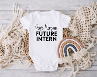 Mono de Amas de Casa Reales de Nueva York ® / Body de Bebé para Futura Becaria de Sonja Morgan / Ropa de Bebé Bravo / Programa de TV / Vinilo