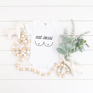 Essen Sie Lokal Onesie® | Stillen Baby T-Shirt | Lustige Babykleidung | Babypartygeschenk, Säuglingsgraphik-T-Stück