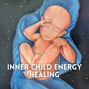 Könnte beinhalten: Ein Gemälde eines Babys, das in eine blaue Decke gewickelt ist, vor einem sternenklaren Nachthimmel. Der Text "INNER CHILD ENERGY HEALING" steht unter dem Baby.