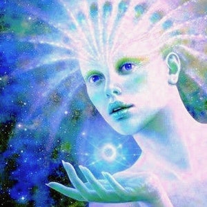 以下が含まれることがあります： 青い目をした白いオーラをまとった女性が、小さな明るい青い球体を手に持っています。背景は暗い青色で、白い星が散りばめられています。