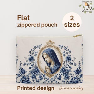 Könnte beinhalten: Eine flache Reißverschlusstasche mit einem aufgedruckten Design, das ein religiöses Bild in einem goldenen Rahmen zeigt, umgeben von blauen Blumenmustern. Die Tasche hat einen goldenen Reißverschluss und den Text "Flat zippered pouch" und "2 sizes". Der Text "Printed design" und "Not real embroidery" sind ebenfalls sichtbar.