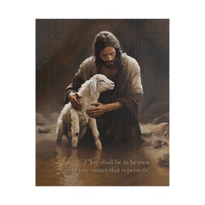 Op de afbeelding: Een schilderij van Jezus die een wit lam in zijn armen houdt. De achtergrond is donkerbruin met een rivier op de voorgrond. De tekst "Lucas 15:7 "Er zal meer vreugde in de hemel zijn over één zondaar die zich bekeert, dan over negenennegentig rechtvaardigen die geen bekering nodig hebben"" staat onderaan het schilderij.