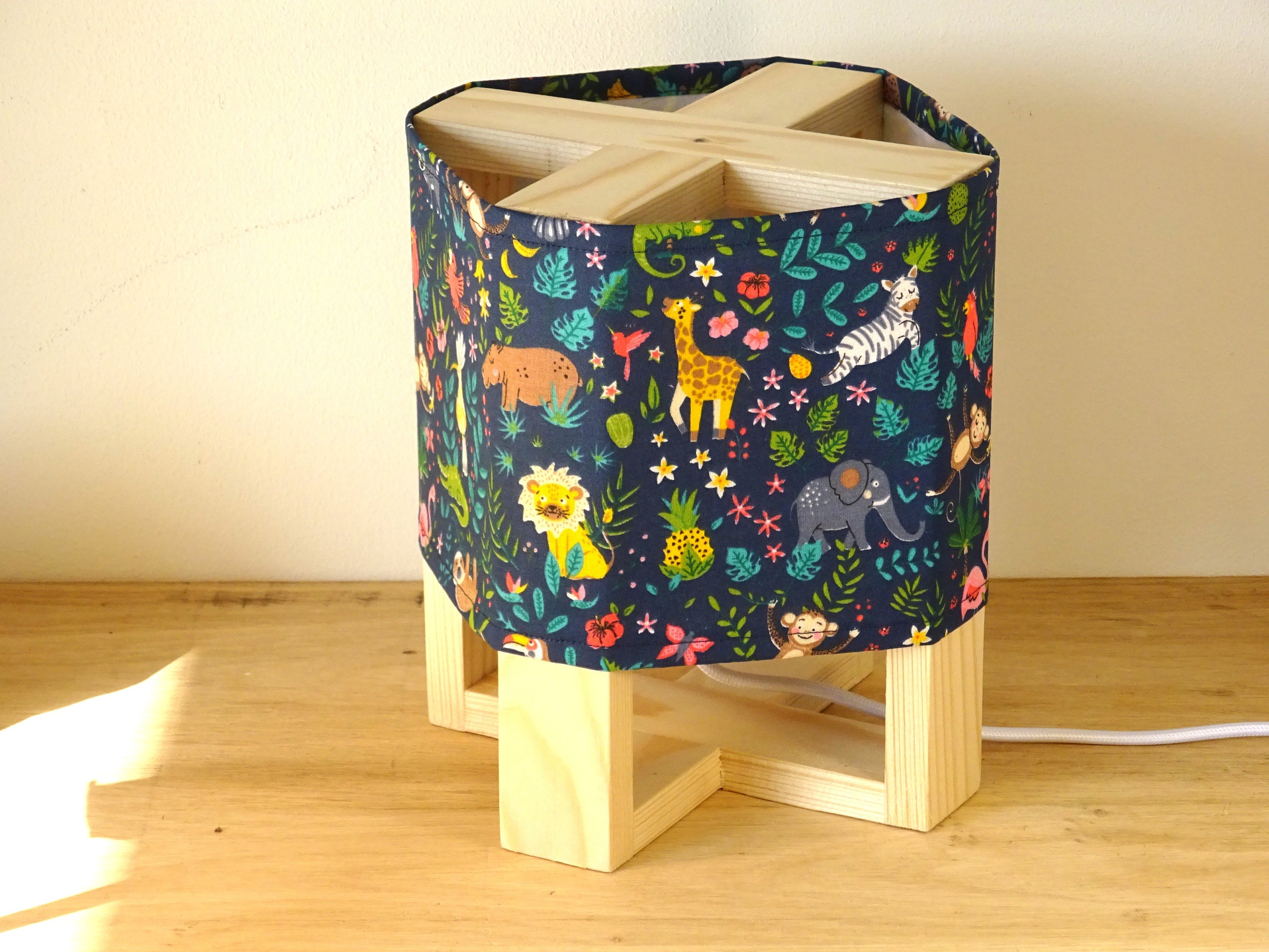 Lampe Animaux Tropicaux Fond Bleu Marine, Bois et Coton