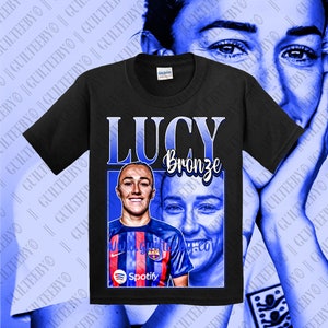 T gráfico personalizado de bronze dos anos 90 de Lucy | (Futebol Feminino)