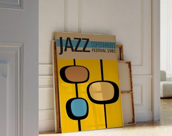Puede incluir: Un póster vintage que anuncia el Festival de Jazz de Copenhague de 1981. El póster presenta un fondo amarillo con líneas negras y tres formas abstractas en marrón, azul y amarillo.
