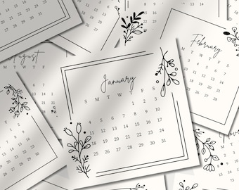 Könnte beinhalten: Eine Ansammlung weißer, minimalistischer Kalender mit schwarzem Text und floralen Akzenten. Jeder Kalender zeigt einen anderen Monat, wobei der Monatsname und die Daten deutlich sichtbar sind. Die Kalender sind in einem verstreuten, überlappenden Muster angeordnet.