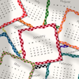 Puede incluir: Una colección de calendarios mensuales con fondos blancos y bordes coloridos y estampados. Cada calendario muestra el nombre del mes y las fechas, con un enfoque en enero. Los bordes presentan varios diseños, incluyendo cuadros.