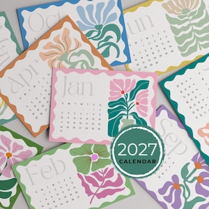 Pode incluir: Um calendário de 2027 com várias páginas mensais de bordas onduladas, ilustrações florais e tipografia serifada. Cada página exibe o nome do mês, uma grade de datas e desenhos botânicos em tons de rosa, verde, azul e amarelo.