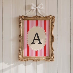 Arte de parede com iniciais listradas personalizadas para impressão, estampa fofa para berçário, decoração para quarto de bebê, arte com letras personalizadas, impressão decorativa com letras de dopamina