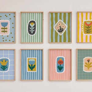Puede incluir: Ocho impresiones art&iacute;sticas enmarcadas con dise&ntilde;os florales. Cada impresi&oacute;n presenta una colorida ilustraci&oacute;n floral dentro de un borde similar a un sello postal. Los fondos var&iacute;an con lunares, rayas y patrones de cuadr&iacute;cula.