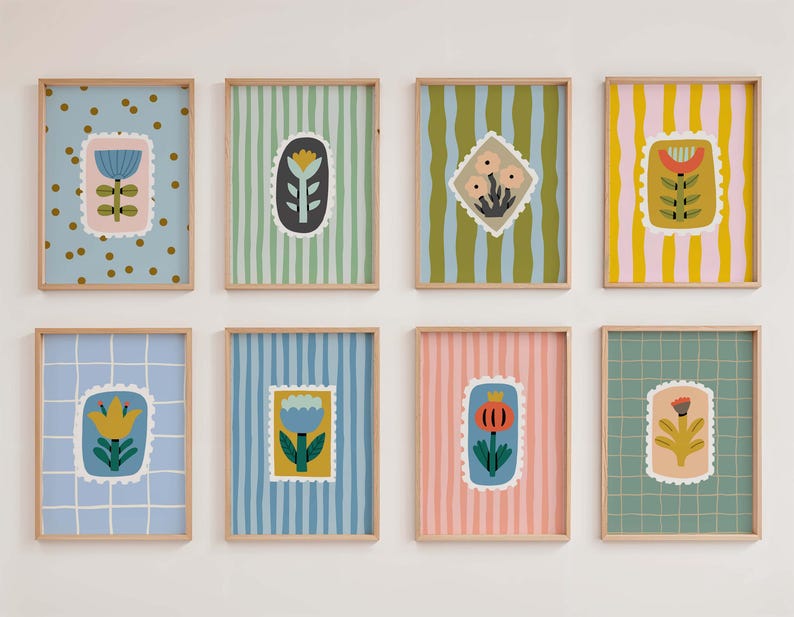 Puede incluir: Ocho impresiones art&iacute;sticas enmarcadas con dise&ntilde;os florales. Cada impresi&oacute;n presenta una colorida ilustraci&oacute;n floral dentro de un borde similar a un sello postal. Los fondos var&iacute;an con lunares, rayas y patrones de cuadr&iacute;cula.