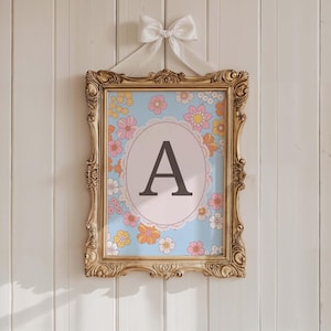 Arte mural imprimible con inicial personalizada, lámina de rayas azules pastel para guardería, letras personalizadas, nombre de bebé, monograma floral.