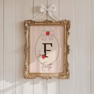 Arte de parede com iniciais personalizadas para impressão, impressão de letras iniciais com nome de bebê personalizado, decoração de quarto de bebê, pôster de berçário de morango, impressão de menina elegante