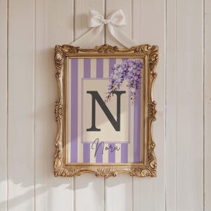 Arte mural imprimible con iniciales personalizadas, arte para habitación de bebé con rayas moradas, arte de letras personalizado para niños, impresión de nombre de bebé, arte mural con monograma floral