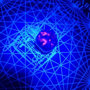 Corazones de piedra de yooperlita natural - Cristales de sodalita fluorescentes UV - Piedra de roca de fuego brillante - Especímenes minerales Yooperlite Tumbles