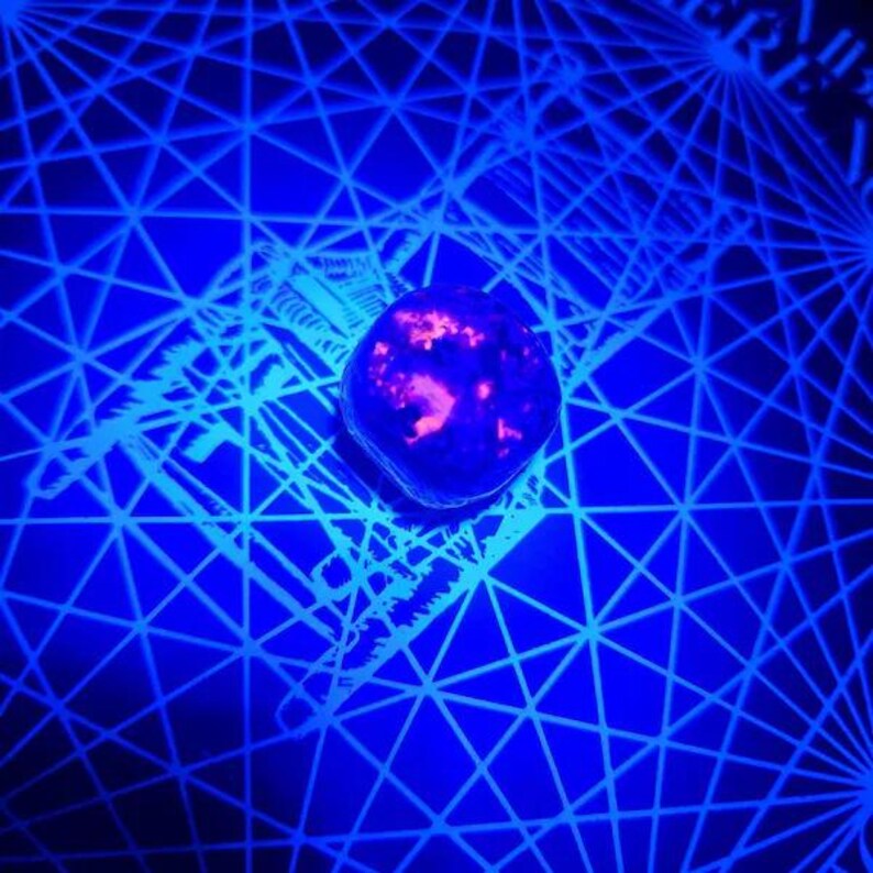 Corazones de piedra de yooperlita natural - Cristales de sodalita fluorescentes UV - Piedra de roca de fuego brillante - Especímenes minerales Yooperlite Tumbles